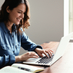 Mulher pesquisando sobre os valores de uma empresa no laptop.