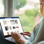 Mulher sorrindo comprando online em diferentes países