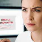 Mulher frustrada olhando para tela de computador com oferta indisponível.